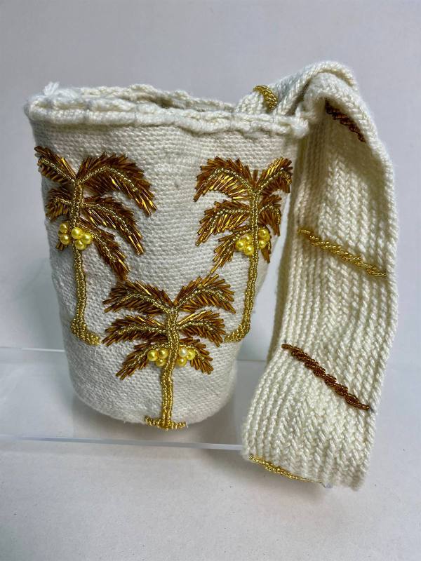 Aura Tropical, mochila artesanal con diseño de palmeras tejida a mano en hilo acrílico — artesanía colombiana de Manglar