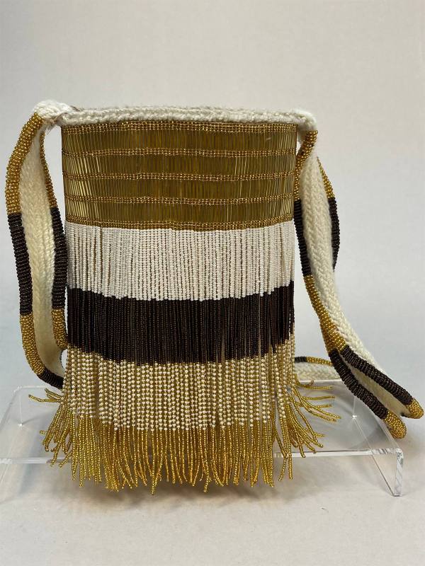 Tierra Dorada, mochila bailarina artesanal tejida a mano en hilo con grabados metalizados — artesanía colombiana de Manglar