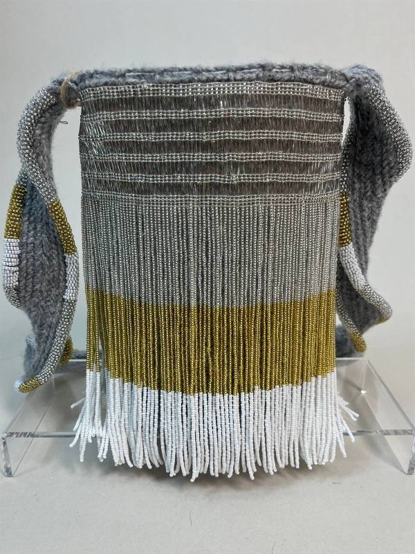 Aurora, mochila bailarina artesanal tejida a mano en hilo con grabados metalizados — artesanía colombiana de Manglar