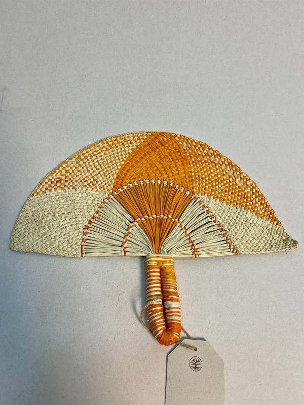 Brisa Solar, abanico artesanal tejido a mano en palma de iraca — artesanía colombiana de Manglar