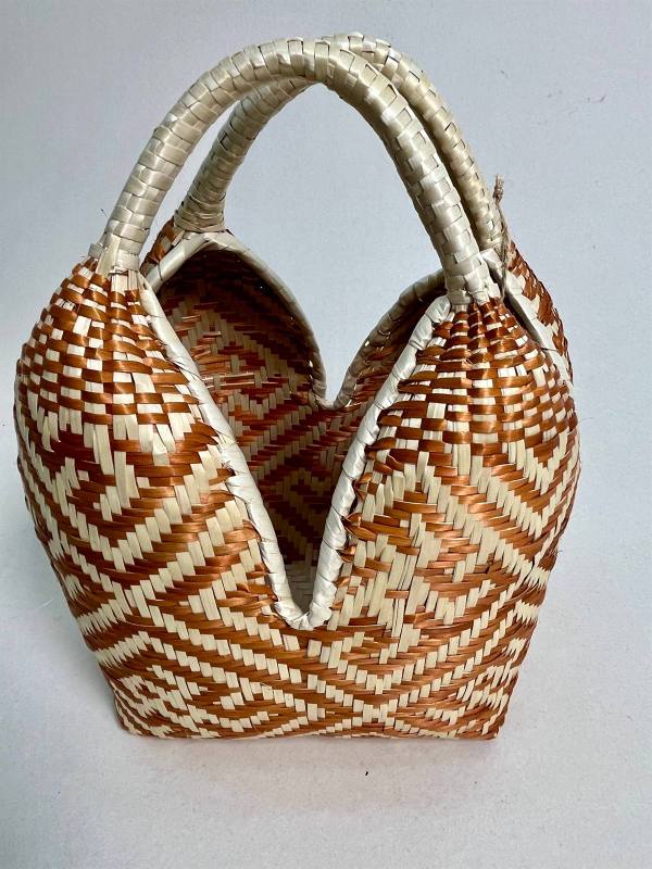 Herencia Viva, canasto artesanal tejido a mano en fibras naturales — artesanía colombiana de Manglar