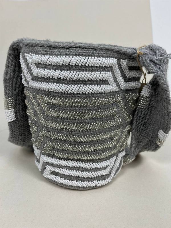 Niebla Plateada, mochila kankuama recamada tejida a mano en fique natural — artesanía colombiana de Manglar