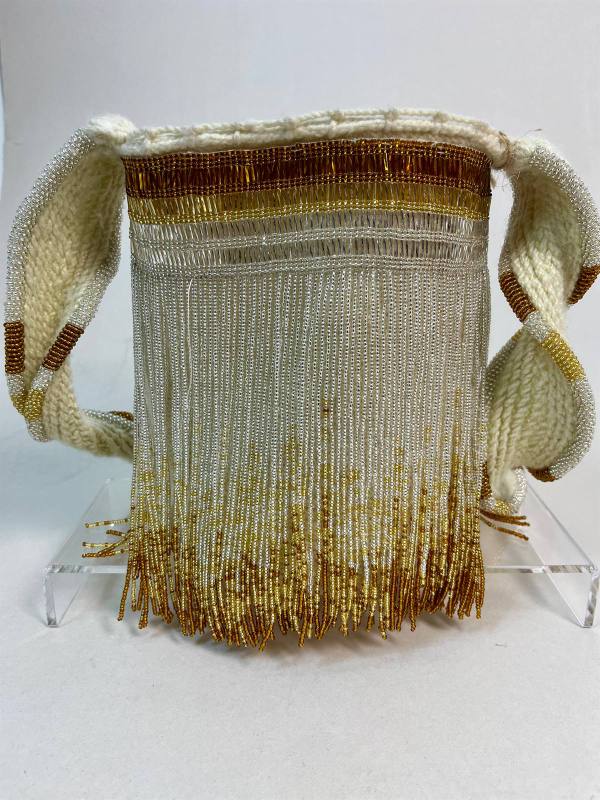 Sol de Invierno, mochila bailarina artesanal tejida a mano en hilo con grabados metalizados — artesanía colombiana de Manglar