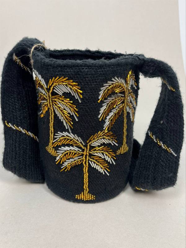Oasis Negro, mochila artesanal con diseño de palmeras tejida a mano en hilo acrílico — artesanía colombiana de Manglar