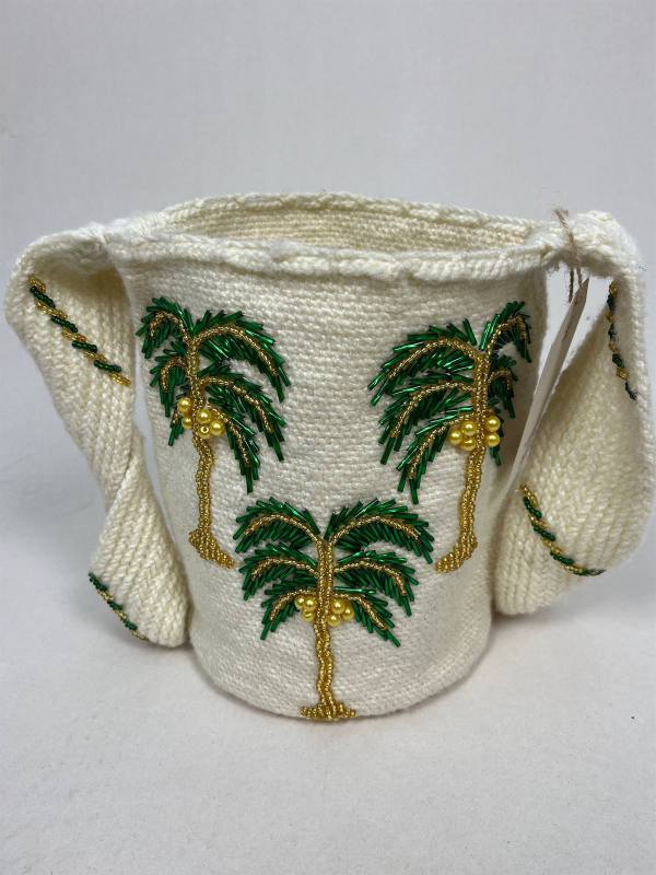 Coco Tropical, mochila artesanal con diseño de palmeras tejida a mano en hilo acrílico — artesanía colombiana de Manglar