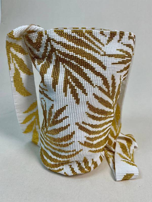 Costa Dorada, mochila artesanal de mostacilla tejida a mano en mostacilla (chaquira) — artesanía colombiana de Manglar
