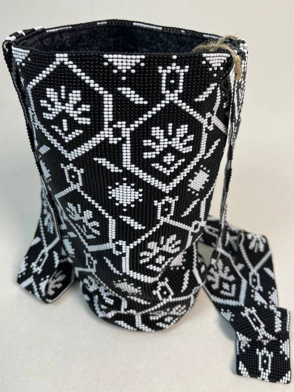 Eclipse, mochila artesanal de mostacilla tejida a mano en mostacilla (chaquira) — artesanía colombiana de Manglar