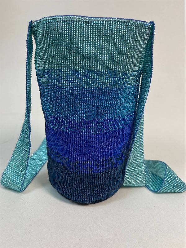 Océano Profundo, mochila artesanal de mostacilla tejida a mano en mostacilla (chaquira) — artesanía colombiana de Manglar