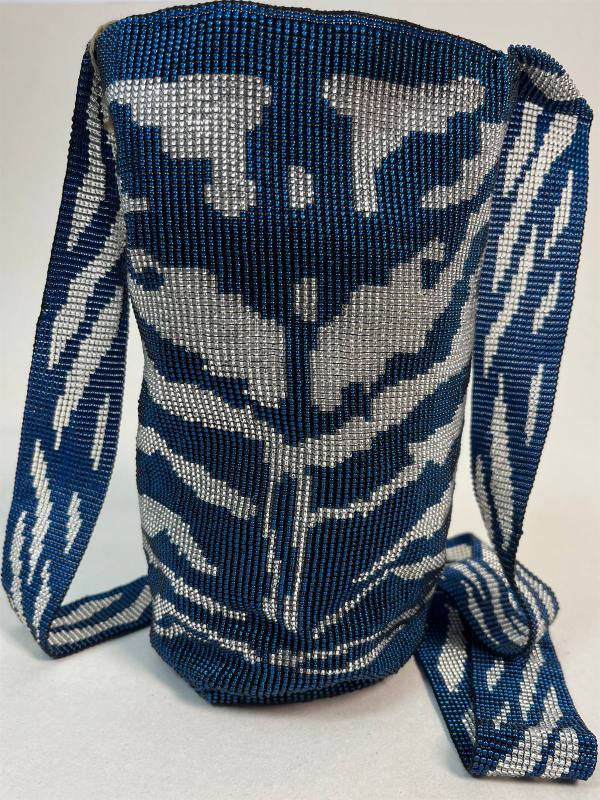 Brisa Azul & Plata, mochila artesanal de mostacilla tejida a mano en mostacilla (chaquira) — artesanía colombiana de Manglar