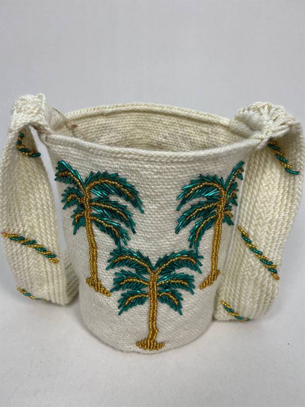 Oasis Caribeño, mochila artesanal con diseño de palmeras tejida a mano en hilo acrílico — artesanía colombiana de Manglar