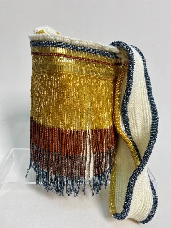 Ritmo Andino, mochila bailarina artesanal tejida a mano en hilo con grabados metalizados — artesanía colombiana de Manglar