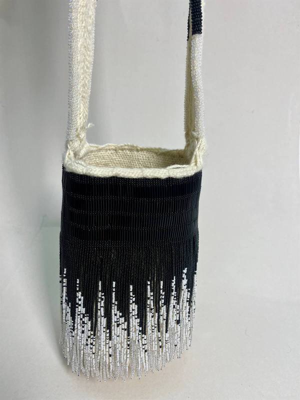 Danza Lunar, mochila bailarina artesanal tejida a mano en hilo con grabados metalizados — artesanía colombiana de Manglar