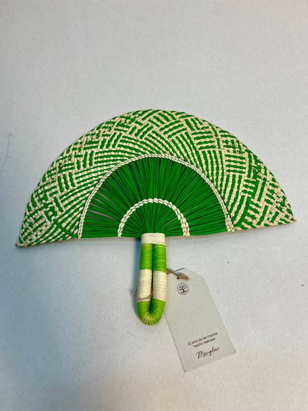 Viento Verde, abanico artesanal tejido a mano en palma de iraca — artesanía colombiana de Manglar